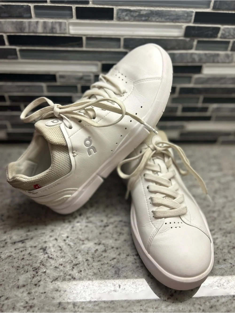 On Cloud womens Roger Advantage White Leather Sneakers - size 6.5 EUC